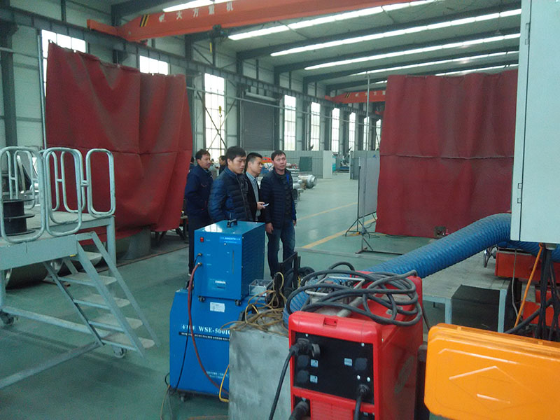 客戶參觀我公司鋁合金焊接自動化設備。