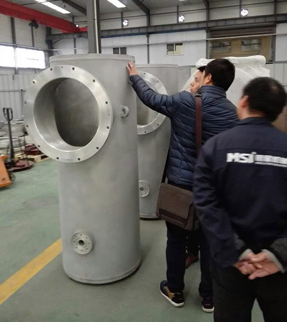 客戶參觀我公司GIS殼體成品。