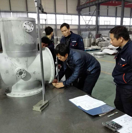 客戶對GIS殼體加工尺寸進行檢測。